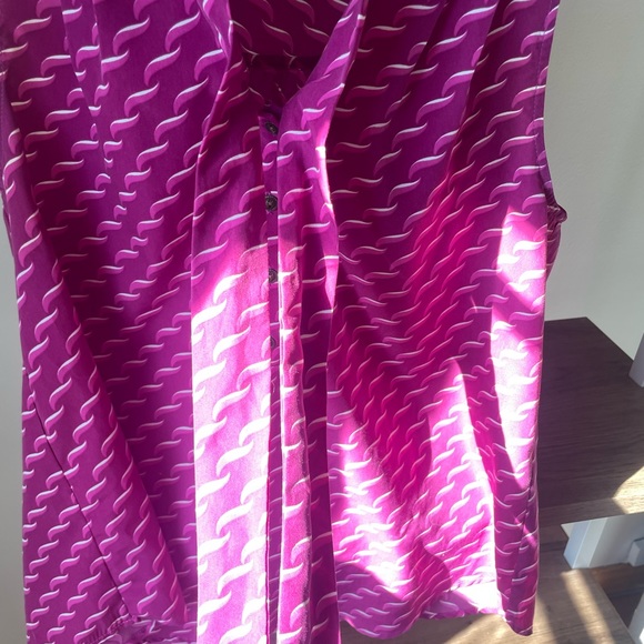 Pink 41Hawthorn V-Neck Blouse Women’s Size Medium.
Bold wave/toothpaste pattern. - Picture 5 of 8